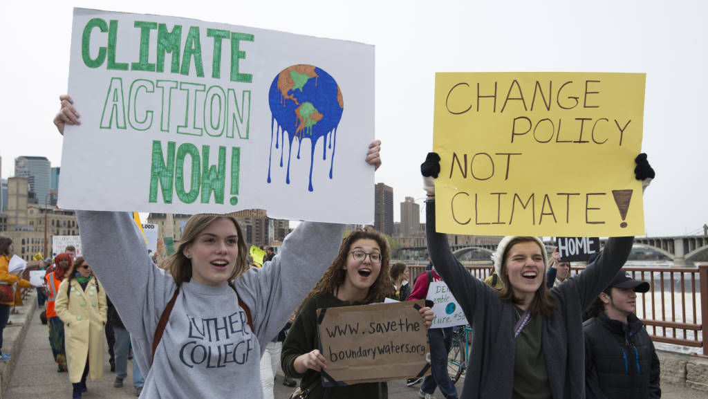 People’s_Climate_Solidarity_March_crossing_the_Mississippi_(34309653166)